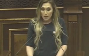 Ermənistan parlamentində transgenderin çıxışı qalmaqal yaratdı - VİDEO