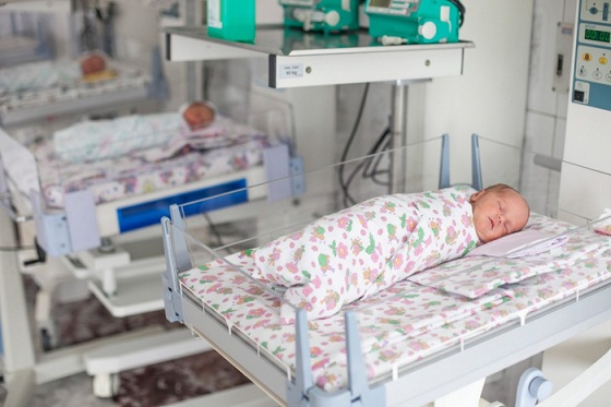 10 milyonuncu vətəndaşın anası m&uuml;əllim, atası polisdir