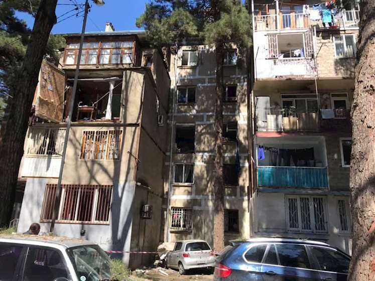 Tbilisidə yaşayış binasında PARTLAYIŞ: Xəsarət alanlar var