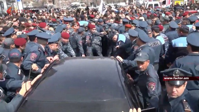 Yerevanda polislə etirazçılar üz-üzə gəldi - FOTOLAR