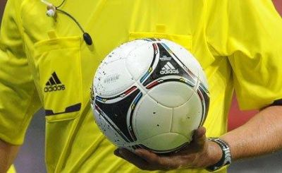 Hakim futbol&ccedil;unu vurub xəstəxanalıq etdi