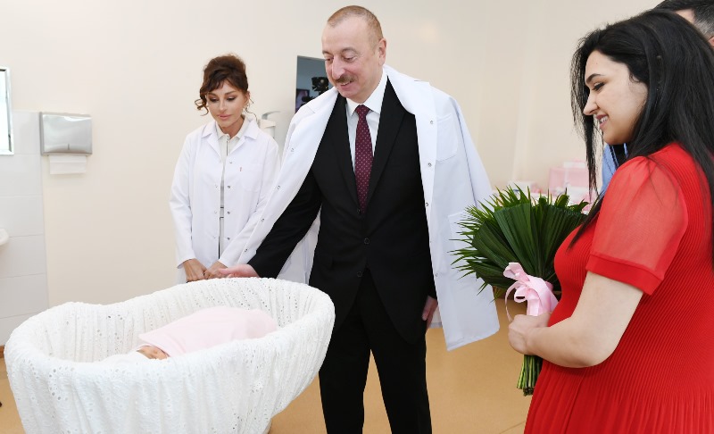 Prezident və birinci xanımın 10 milyonuncu sakinin valideynləri ilə maraqlı SÖHBƏTİ