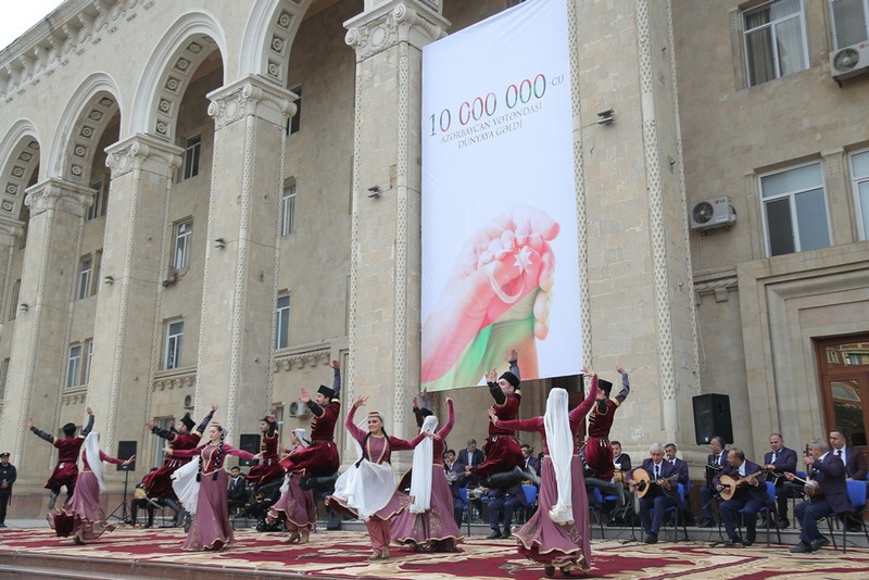 Gəncədə 10 milyonuncu sakinin şərəfinə konsert verilib