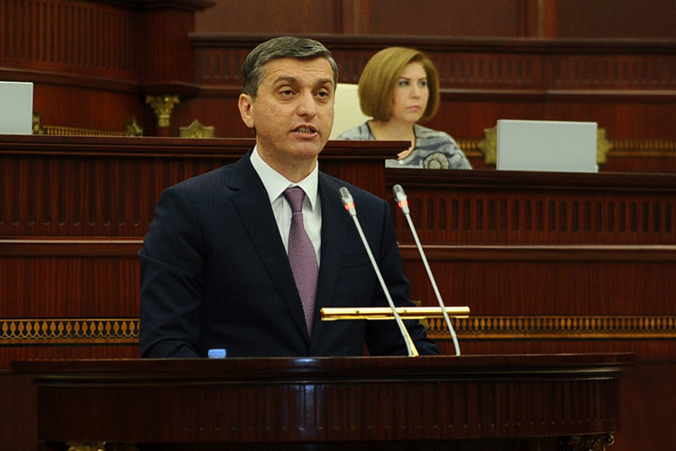 V&uuml;qar G&uuml;lməmmədov Milli Məclisdə hesabat verir