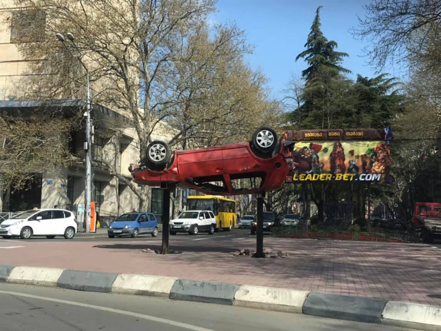Tbilisidə əzilmiş avtomobillər bu şəkildə nümayiş etdirildi - FOTO