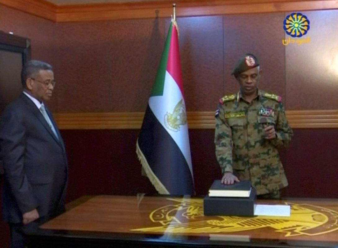 Sudanda çevriliş edən hərbçi bir gün sonra  istefa verdi