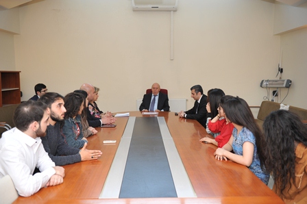 Rektor qalibləri m&uuml;kafatlandırdı