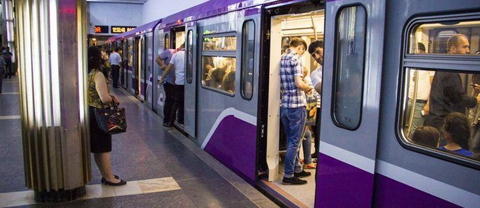 Metropoliten qatarların gecikməsinə g&ouml;rə sərnişinləri təqsirləndirdi