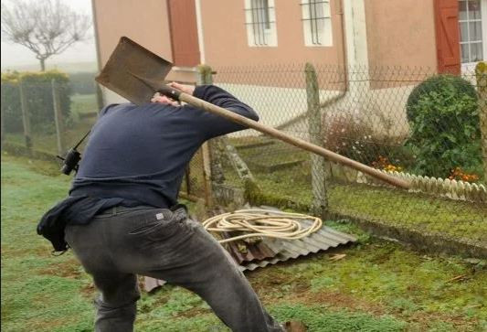 Ata oğluna bellə xəsarət yetirdi