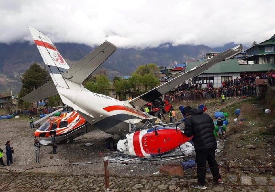 Təyyarə helikopterlərlə toqquşdu, ölən və yaralananlar var