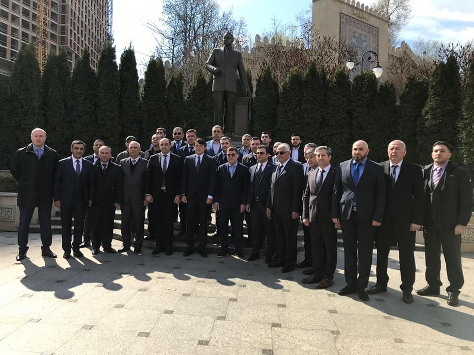 Komitə sədri Kiyevdə Heydər Əliyevin abidəsini ziyarət edib - FOTO