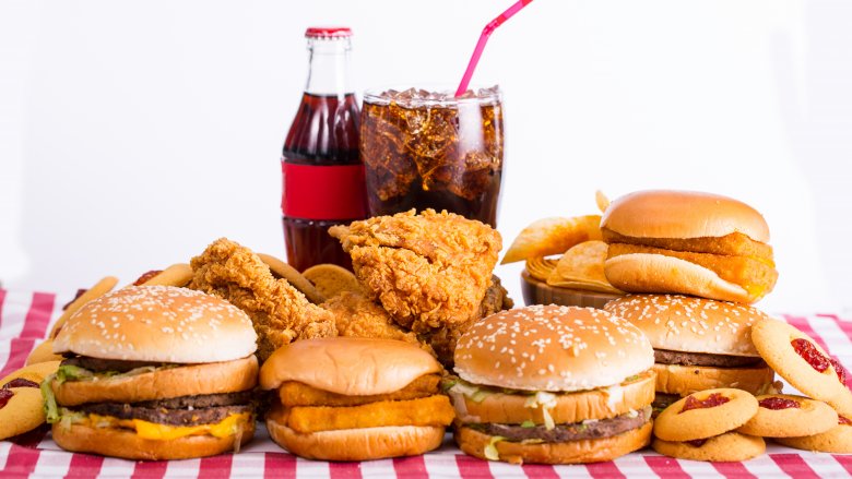 “Fast food”lar, qazlı içkilər... - Pediatrdan ÇAĞIRIŞ: “Bu təbliğatı kökündən məhv etmək lazımdır!”   