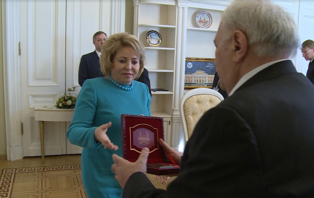  Oqtay Əsədov Valentina Matviyenkonu medalla təltif etdi