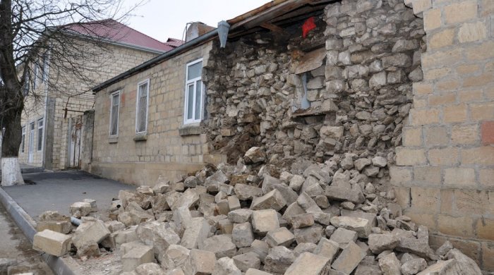 Ağsuda zəlzələdən  ziyan  çəkən 66 ev yenidən inşa olunur