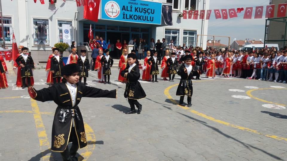 Türkiyəli şagirdlər Azərbaycan himnini oxudular - FOTOLAR