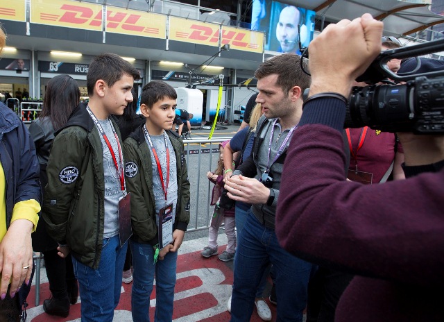 Məcburi köçkün uşaqlar Formula 1 ilə tanış oldular
