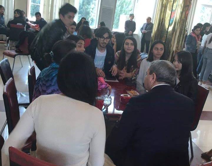 Bakıda rektor tələbə bufetində növbəyə dayandı – FOTO 