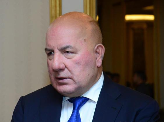 Elman Rüstəmov yenə üzən məzənnədən DANIŞDI 