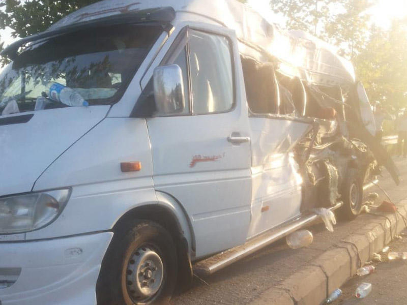 Yevlaxda məktəbliləri daşıyan mikroavtobus qəzası: 3 yaralı