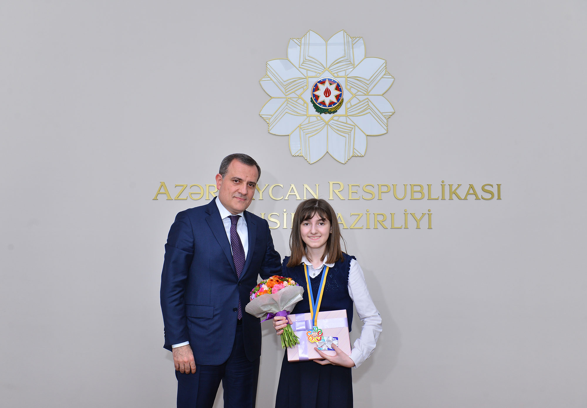 Təhsil naziri ən gənc olimpiada qalibi ilə görüşdü