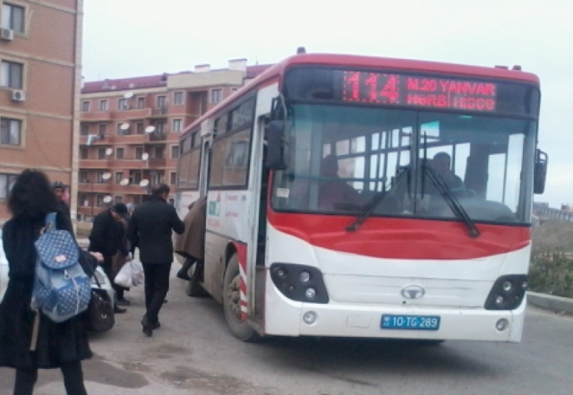 Avtobus sürücüsü halı pisləşən sərnişini təhqir etdi - VİDEO  