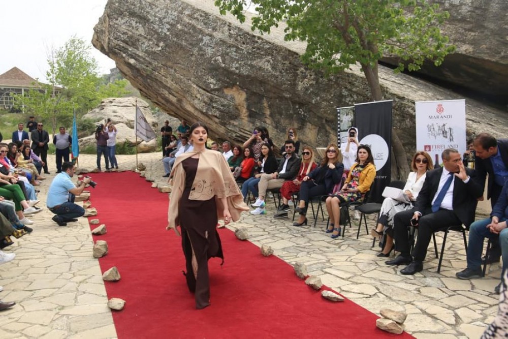 “İpək Yolunda Qobustan. İncilərin rəqsi” adlı geyim kolleksiyası - FOTOLAR