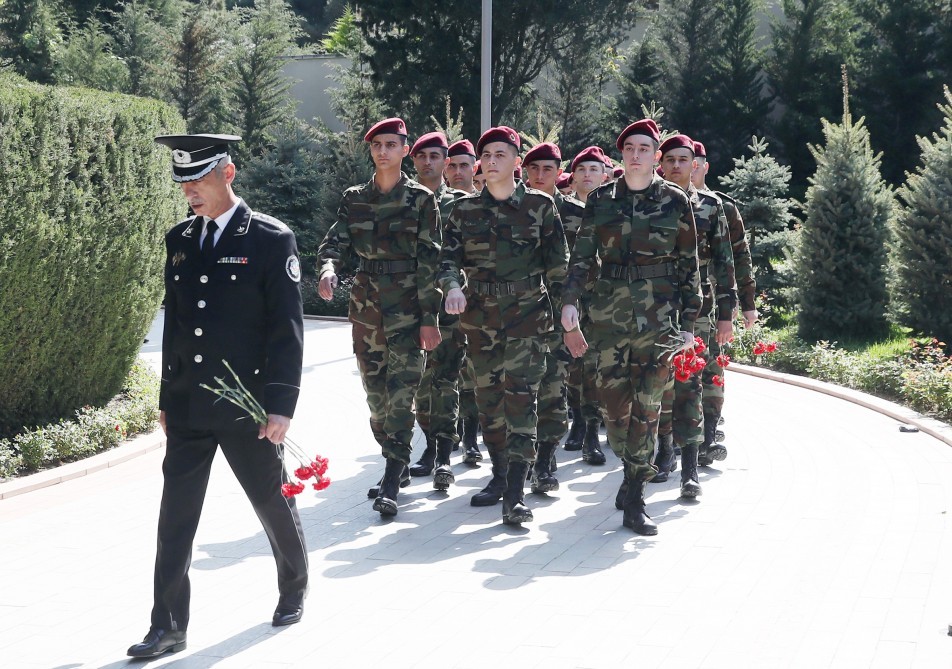 Əsgər Heydər Əliyev babasının məzarını ziyarət etdi