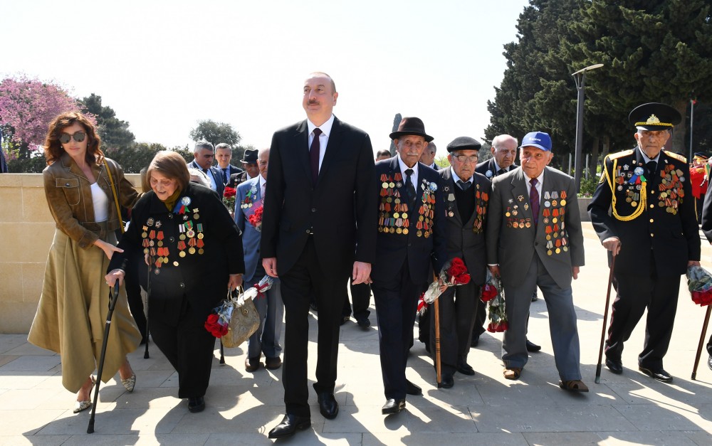 Prezident və birinci xanım Qələbə Günü mərasimində iştirak edib 