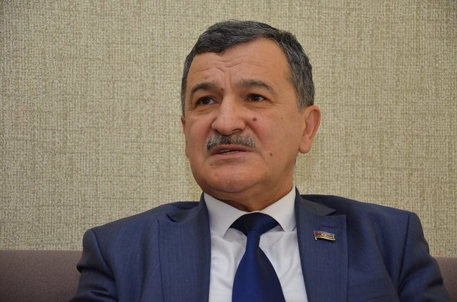 “O uşaqdan popkorn almaq lazım idi” – Aydın Mirzəzadə Rasim Musabəyovu QINADI
