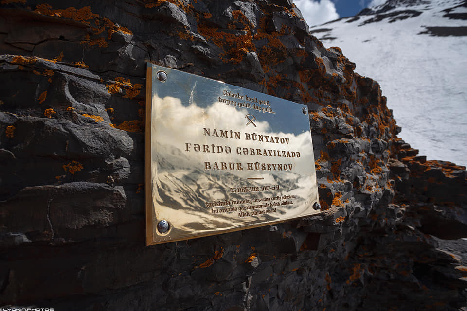 Qar uçqununda ölən üç alpinistin xatirəsi əbədiləşdirildi