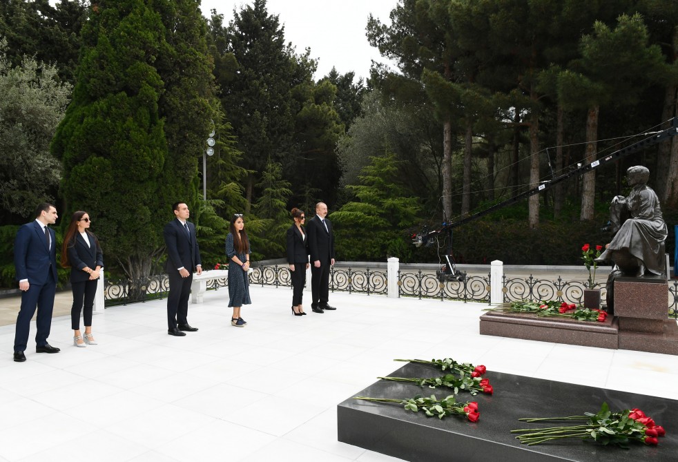 Prezident Heydər Əliyevin məzarını ziyarət etdi