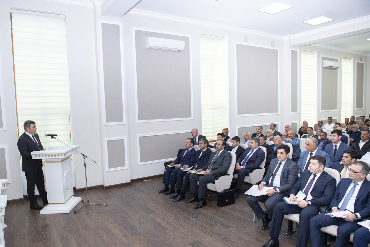 Nazir  Ağsuda fermerlərin problemlərini dinlədi