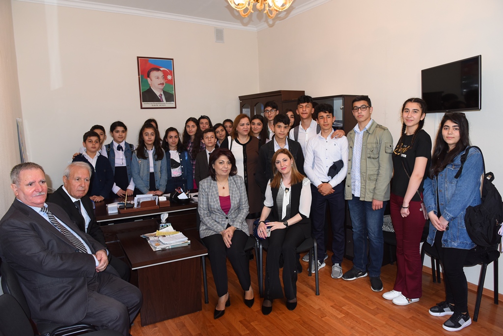 Məktəblilər Azərbaycan Dillər Universitetində qonaq oldular