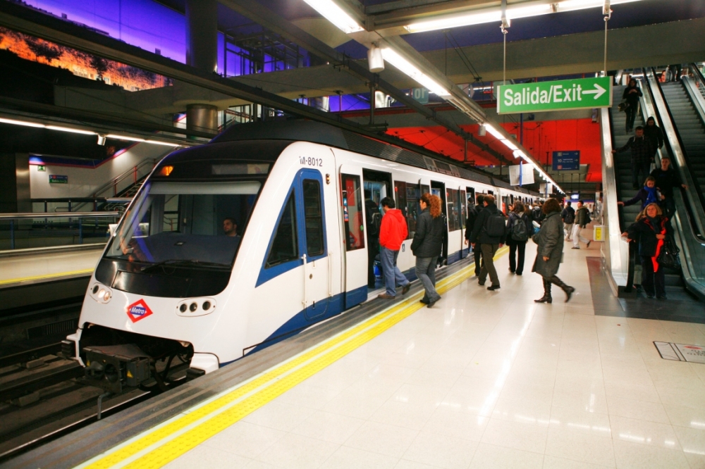 Metro işçiləri tətilə başladı