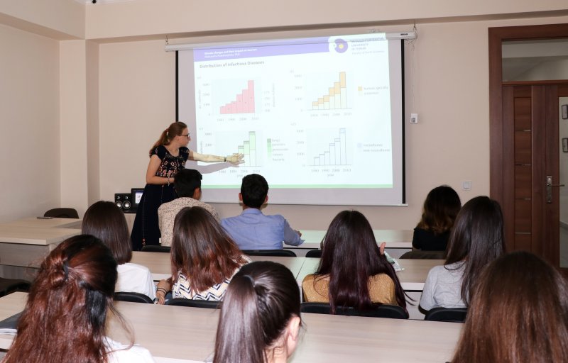 Polşalı müəllim Qərbi Kaspi Universitetində seminarlar keçir