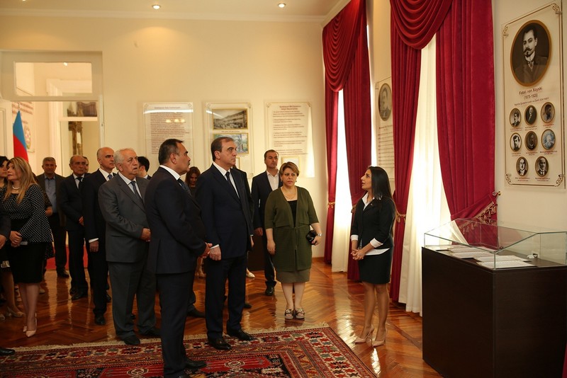 Niyazi Bayramov ziyalılarla Xalq Cümhuriyyəti Müzeyində  