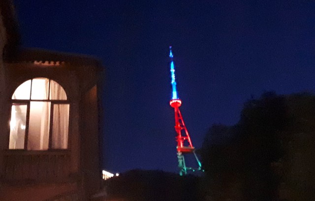 Tbilisidə teleqüllə Azərbaycan bayrağının rəngləri ilə işıqlandırıldı