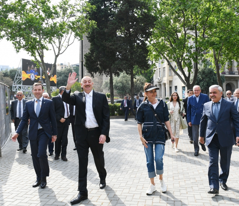 İlham Əliyev Dənizkənarı Milli Parka gəzintiyə çıxıb - FOTOLAR