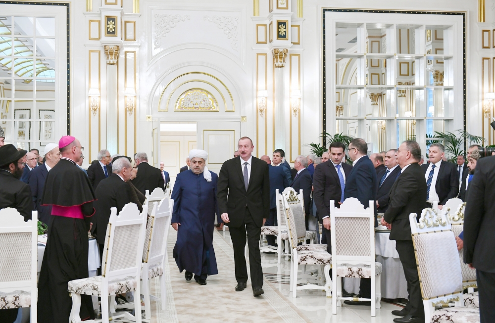Prezidentin iftarda verdiyi mesajlar - Şeyxülislamın dövlət-din münasibətlərindəki rolu