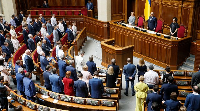 Rada Zelenskiyə hökuməti buraxmağa məhəl qoymadı