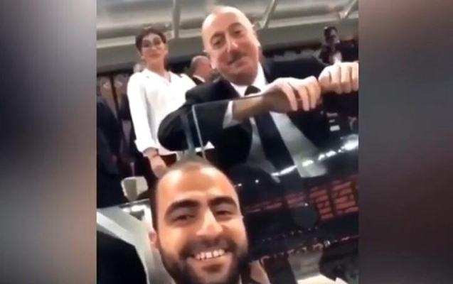 Prezident onunla selfi çəkmək istəyən gəncə yaxınlaşdı -VİDEO