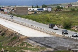 Ermənistanda fəhlələr yolu bağladılar
