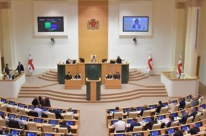 Parlamentdə deputatlar arasında dava düşdü
