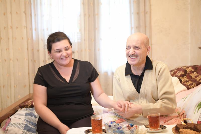 Mehriban Əliyeva Xalq artistinə maşın bağışladı