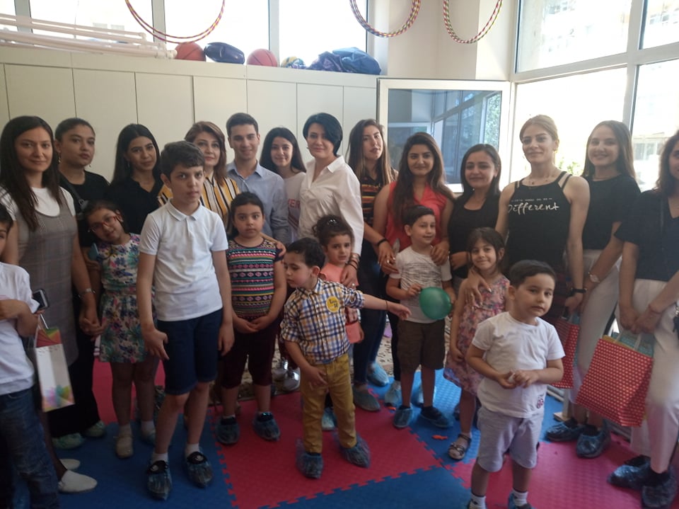 Deputatlar Autizm və Daun sindromlu uşaqlarla görüşdü - FOTO