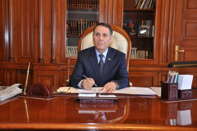 Novruz Məmmədov Tarix İnstitutuna zəng etdi