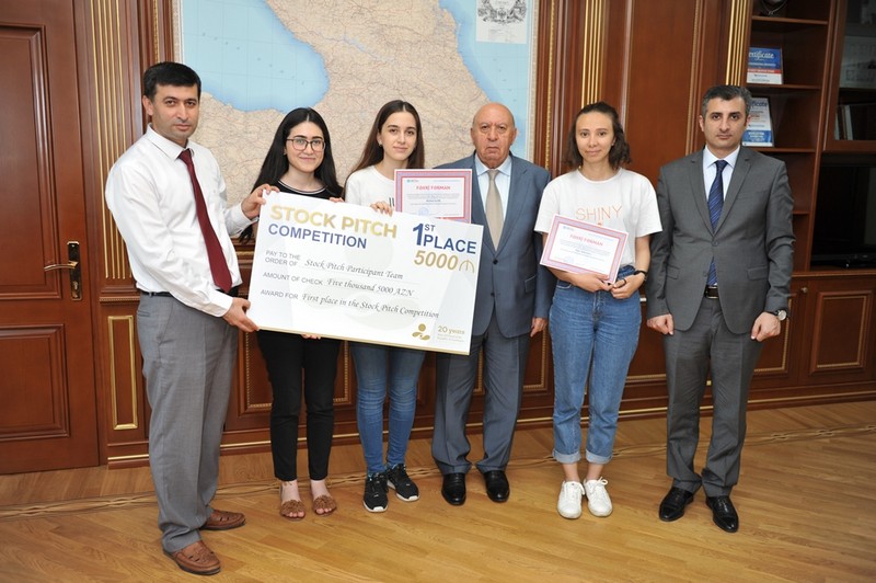 Rektor tələbələri təltif etdi - FOTO