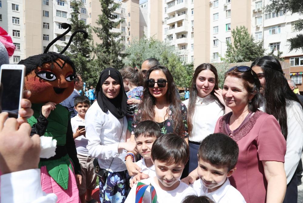 Leyla Əliyeva abadlaşdırılan həyətin açılışında - FOTO