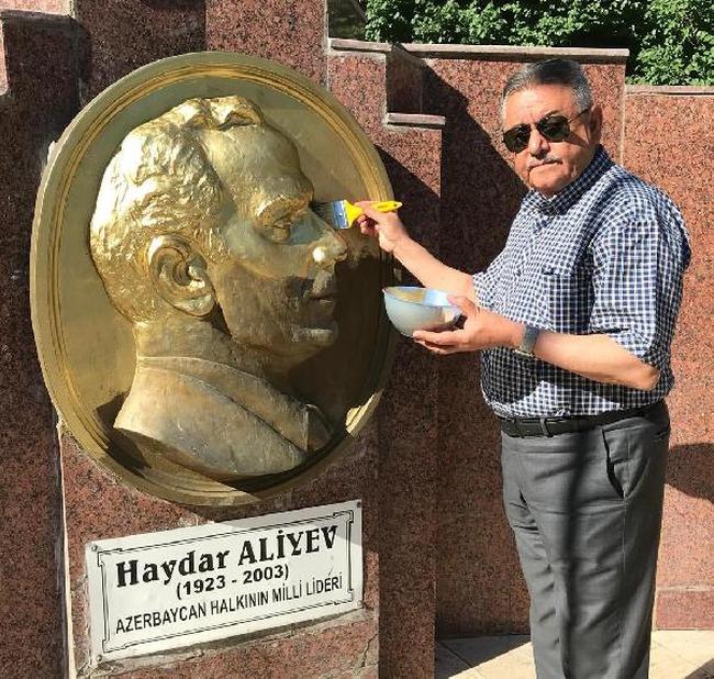 Heydər Əliyevin büstünü boyayan polis rəisini siz də tanıyın - FOTO