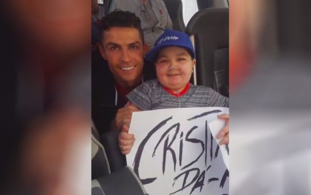 Ronaldu leykemiyalı uşağın arzusunu yerinə yetirdi - Video 